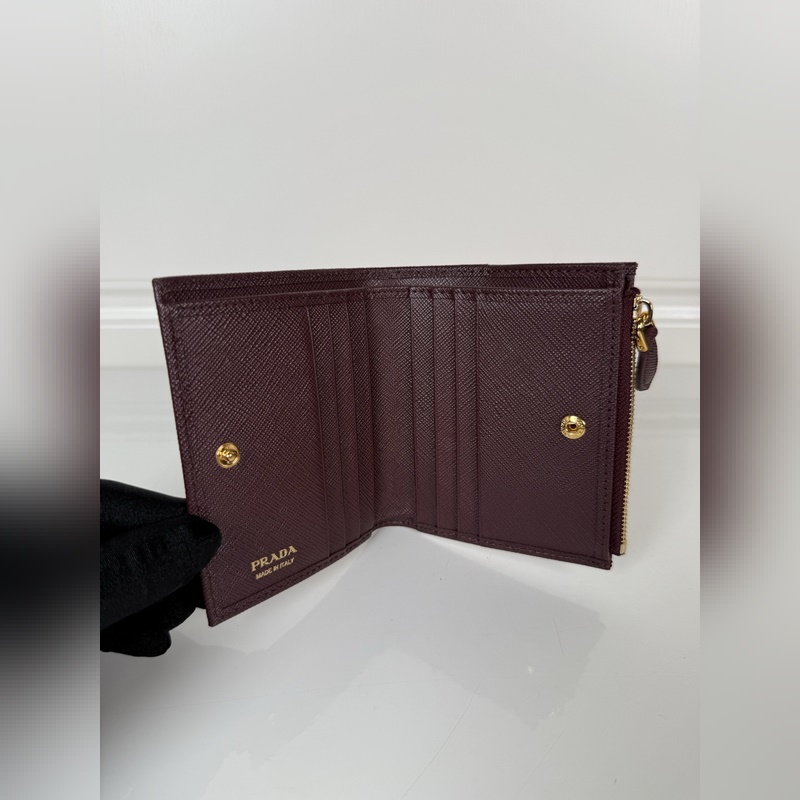 PRADA 普拉達(dá) 男女通用短款錢包，波爾多紅色，型號1ML050，十字紋牛皮制