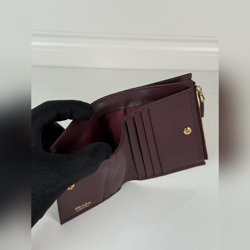PRADA 普拉達(dá) 男女通用短款錢包，波爾多紅色，型號1ML050，十字紋牛皮制