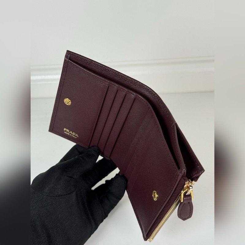 PRADA 普拉達(dá) 男女通用短款錢包，波爾多紅色，型號1ML050，十字紋牛皮制
