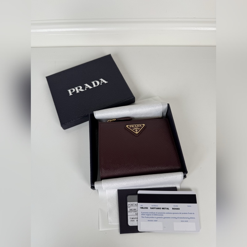 PRADA 普拉達(dá) 男女通用短款錢包，波爾多紅色，型號1ML050，十字紋牛皮制