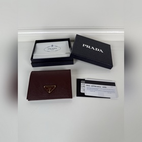 PRADA 普拉達(dá) 女士兩折短夾，波爾多紅色，型號1M0204，十字紋牛皮，長度