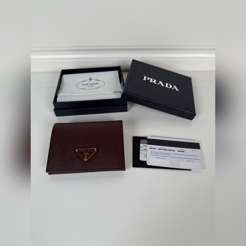 PRADA 普拉達(dá) 女士?jī)烧鄱虋A，波爾多紅色，型號(hào)1M0204，十字紋牛皮，長(zhǎng)度