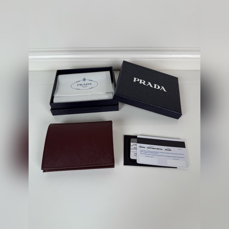 PRADA 普拉達(dá) 女士?jī)烧鄱虋A，波爾多紅色，型號(hào)1M0204，十字紋牛皮，長(zhǎng)度
