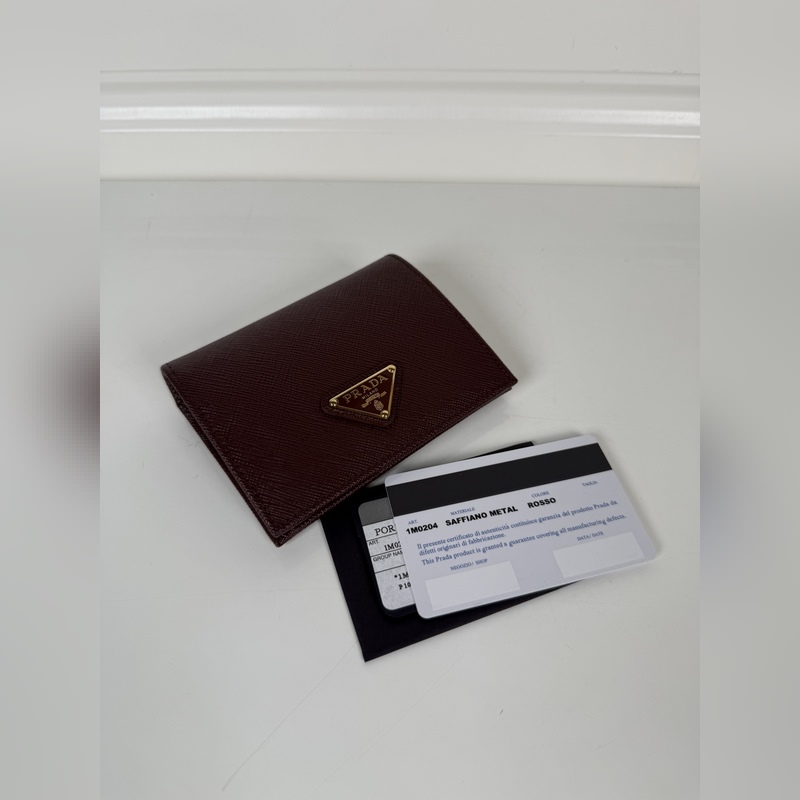 PRADA 普拉達(dá) 女士?jī)烧鄱虋A，波爾多紅色，型號(hào)1M0204，十字紋牛皮，長(zhǎng)度