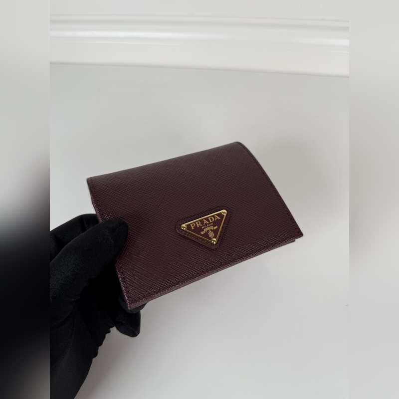 PRADA 普拉達(dá) 女士?jī)烧鄱虋A，波爾多紅色，型號(hào)1M0204，十字紋牛皮，長(zhǎng)度