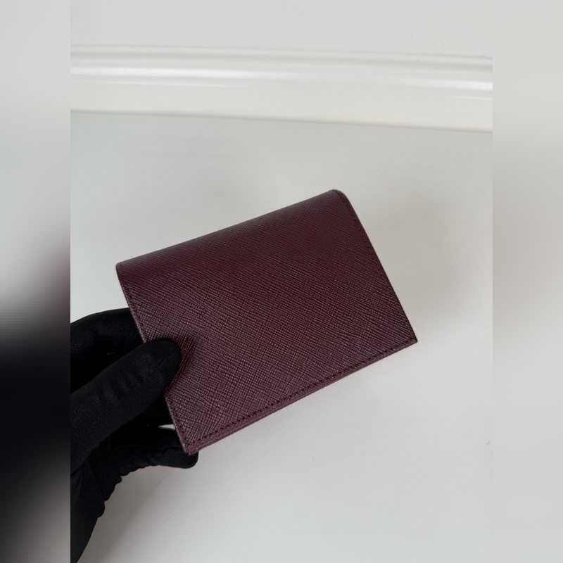 PRADA 普拉達(dá) 女士?jī)烧鄱虋A，波爾多紅色，型號(hào)1M0204，十字紋牛皮，長(zhǎng)度