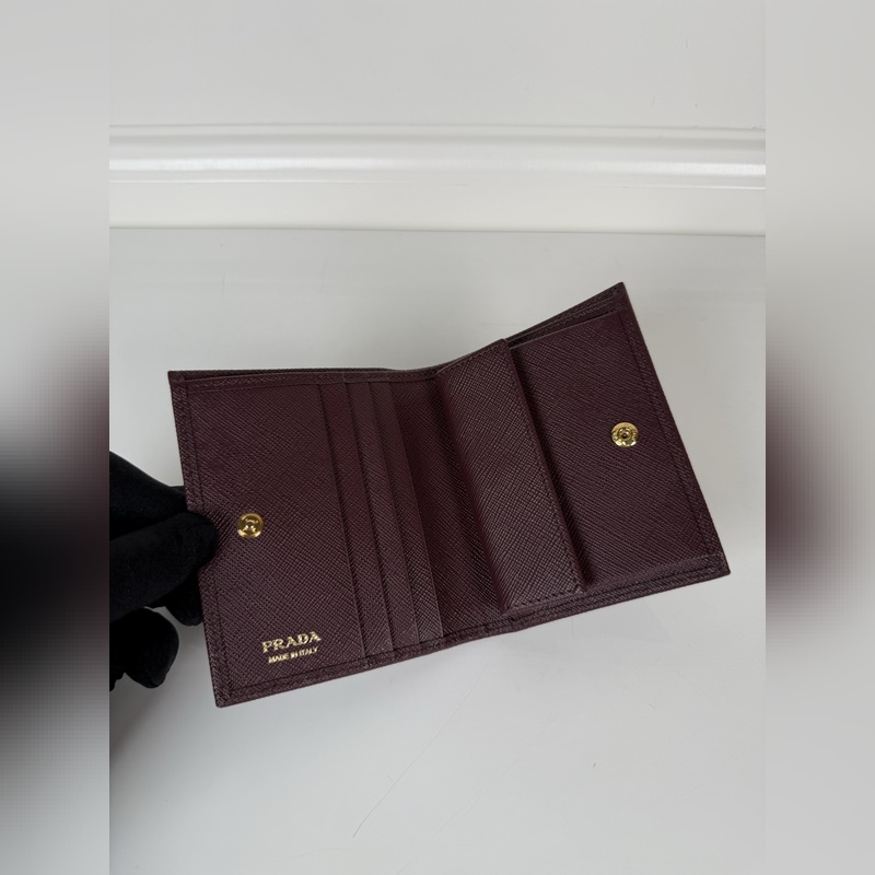 PRADA 普拉達(dá) 女士?jī)烧鄱虋A，波爾多紅色，型號(hào)1M0204，十字紋牛皮，長(zhǎng)度