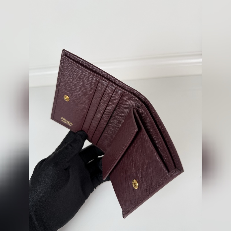 PRADA 普拉達(dá) 女士?jī)烧鄱虋A，波爾多紅色，型號(hào)1M0204，十字紋牛皮，長(zhǎng)度