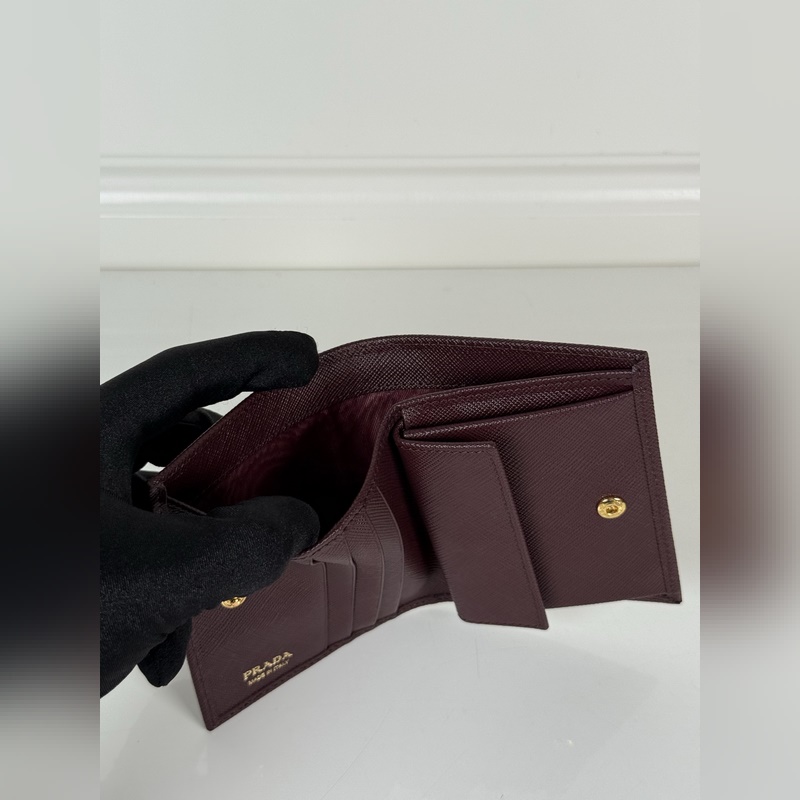 PRADA 普拉達(dá) 女士?jī)烧鄱虋A，波爾多紅色，型號(hào)1M0204，十字紋牛皮，長(zhǎng)度