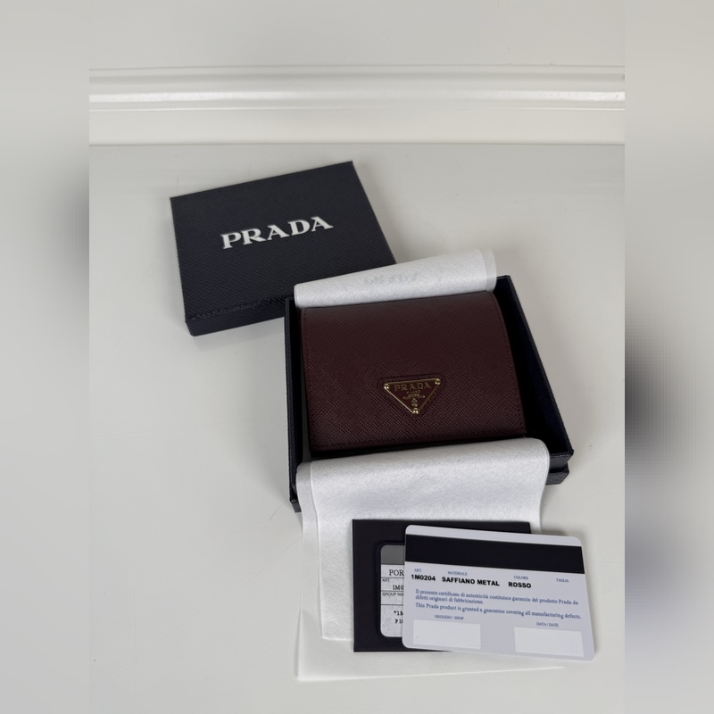 PRADA 普拉達(dá) 女士?jī)烧鄱虋A，波爾多紅色，型號(hào)1M0204，十字紋牛皮，長(zhǎng)度