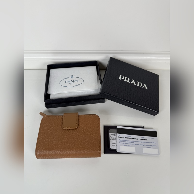 PRADA 普拉達 女士摔紋牛皮短夾，型號1ML018，按扣開合設計，內設9個卡