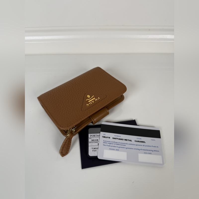 PRADA 普拉達 女士摔紋牛皮短夾，型號1ML018，按扣開合設計，內設9個卡