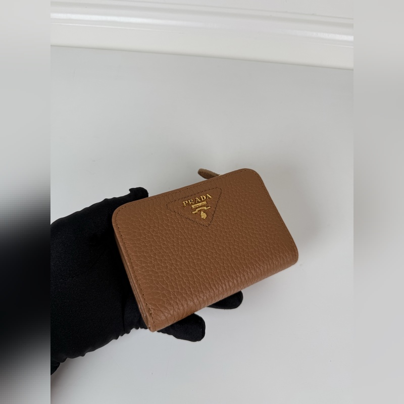 PRADA 普拉達 女士摔紋牛皮短夾，型號1ML018，按扣開合設計，內設9個卡