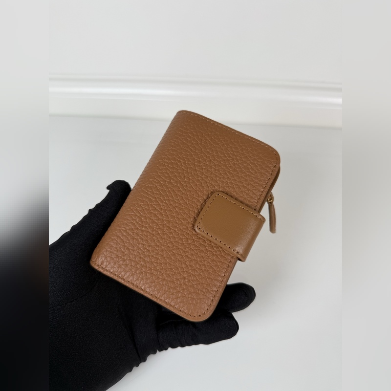 PRADA 普拉達 女士摔紋牛皮短夾，型號1ML018，按扣開合設計，內設9個卡