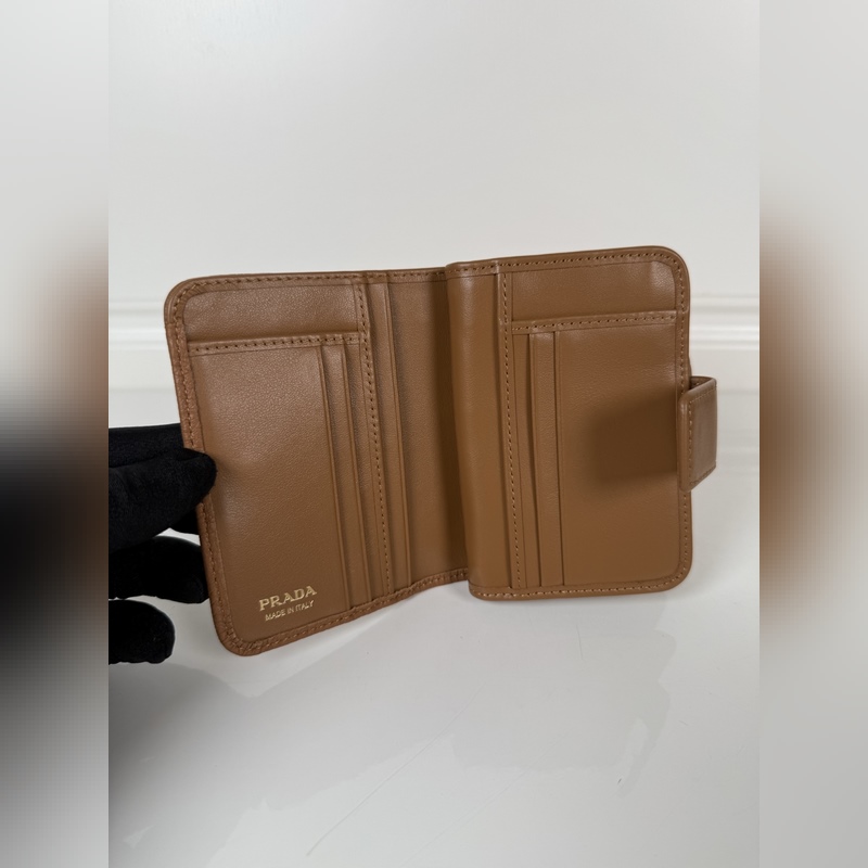 PRADA 普拉達 女士摔紋牛皮短夾，型號1ML018，按扣開合設計，內設9個卡