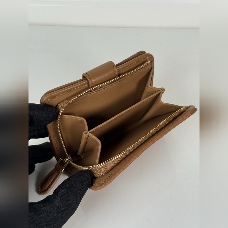 PRADA 普拉達 女士摔紋牛皮短夾，型號1ML018，按扣開合設計，內設9個卡