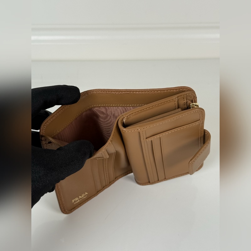 PRADA 普拉達 女士摔紋牛皮短夾，型號1ML018，按扣開合設計，內設9個卡
