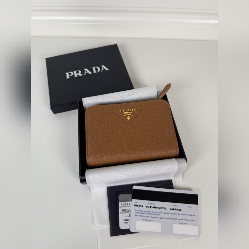 PRADA 普拉達 女士摔紋牛皮短夾，型號1ML018，按扣開合設計，內設9個卡