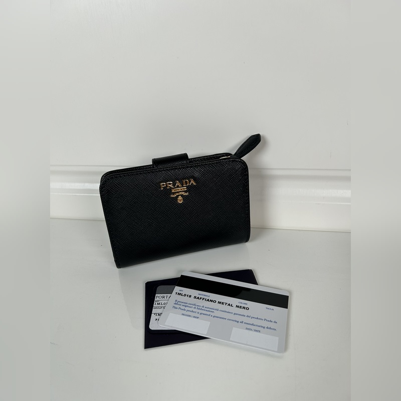 PRADA 普拉達 女士十字紋短夾，型號1ML018，按扣開合設計，內設9個卡槽