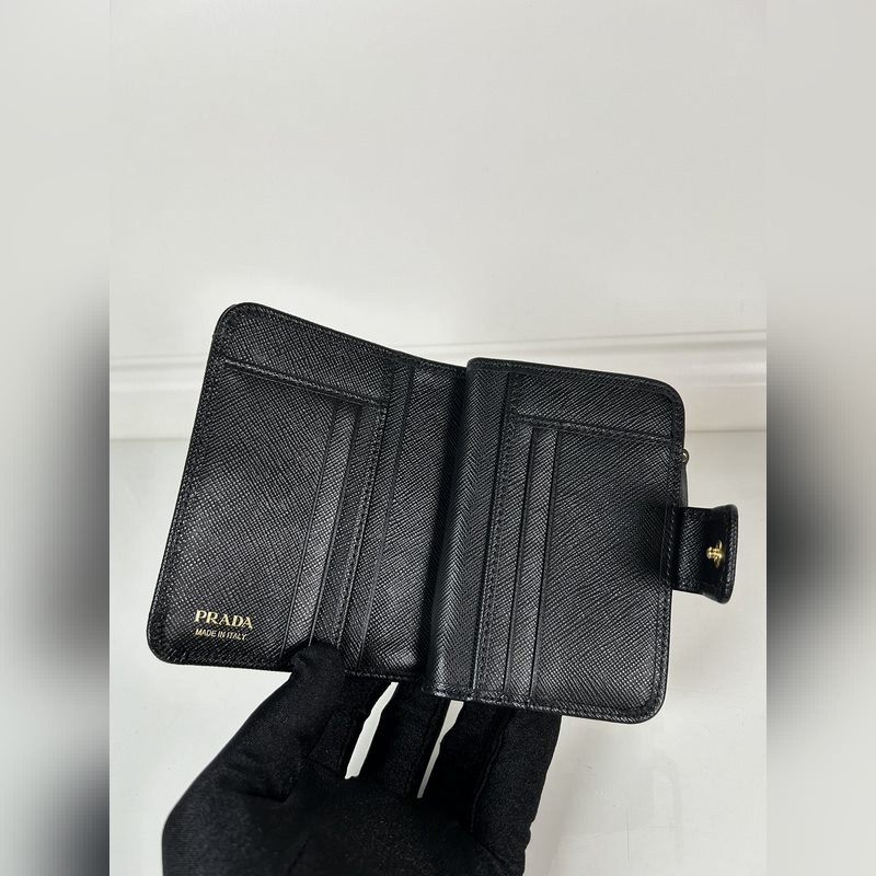 PRADA 普拉達(dá) 女士十字紋短夾，型號(hào)1ML018，按扣開合設(shè)計(jì)，內(nèi)設(shè)9個(gè)卡槽
