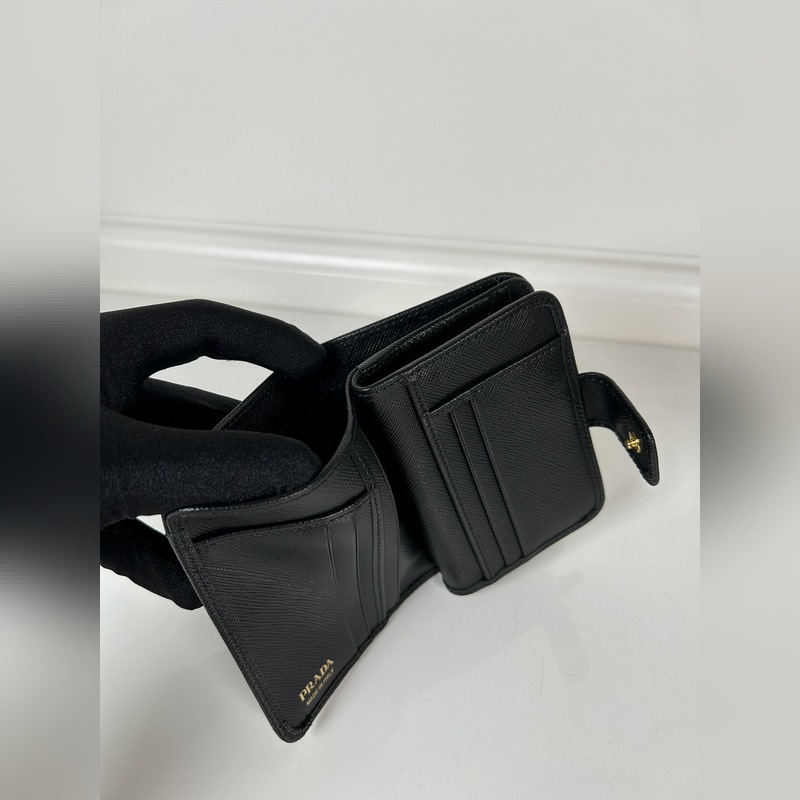 PRADA 普拉達(dá) 女士十字紋短夾，型號(hào)1ML018，按扣開合設(shè)計(jì)，內(nèi)設(shè)9個(gè)卡槽