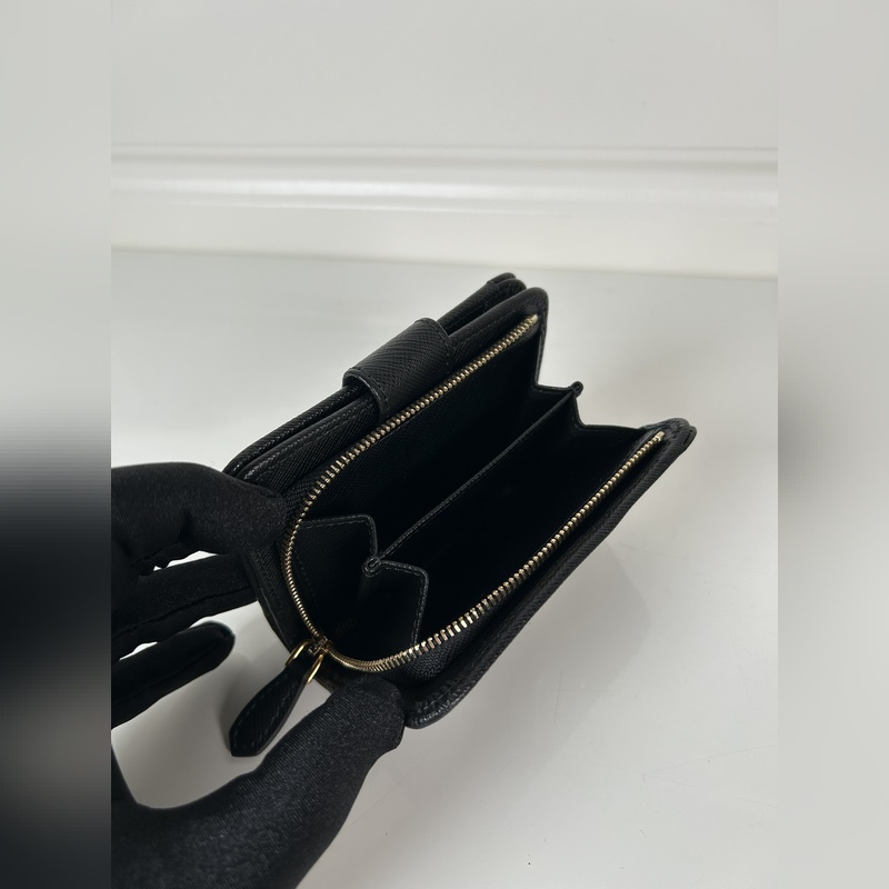 PRADA 普拉達(dá) 女士十字紋短夾，型號(hào)1ML018，按扣開合設(shè)計(jì)，內(nèi)設(shè)9個(gè)卡槽