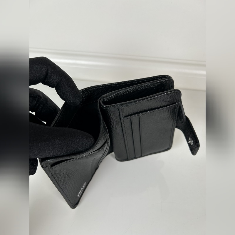 PRADA 普拉達 女士十字紋短夾，型號1ML018，按扣開合設計，內設9個卡槽