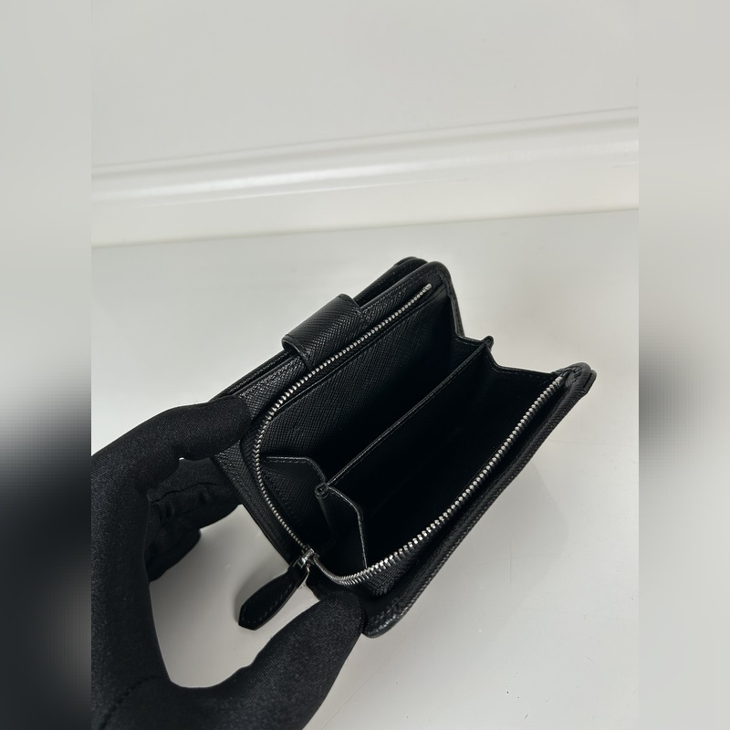 PRADA 普拉達 女士十字紋短夾，型號1ML018，按扣開合設計，內設9個卡槽