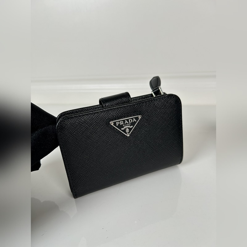 PRADA 普拉達 女士十字紋短夾，型號1ML018，按扣開合設計，內設9個卡槽