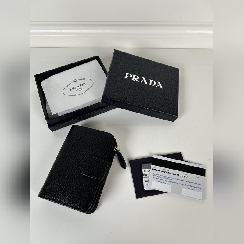 PRADA 普拉達 女士十字紋短夾，型號1ML018，按扣開合設計，內設9個卡槽