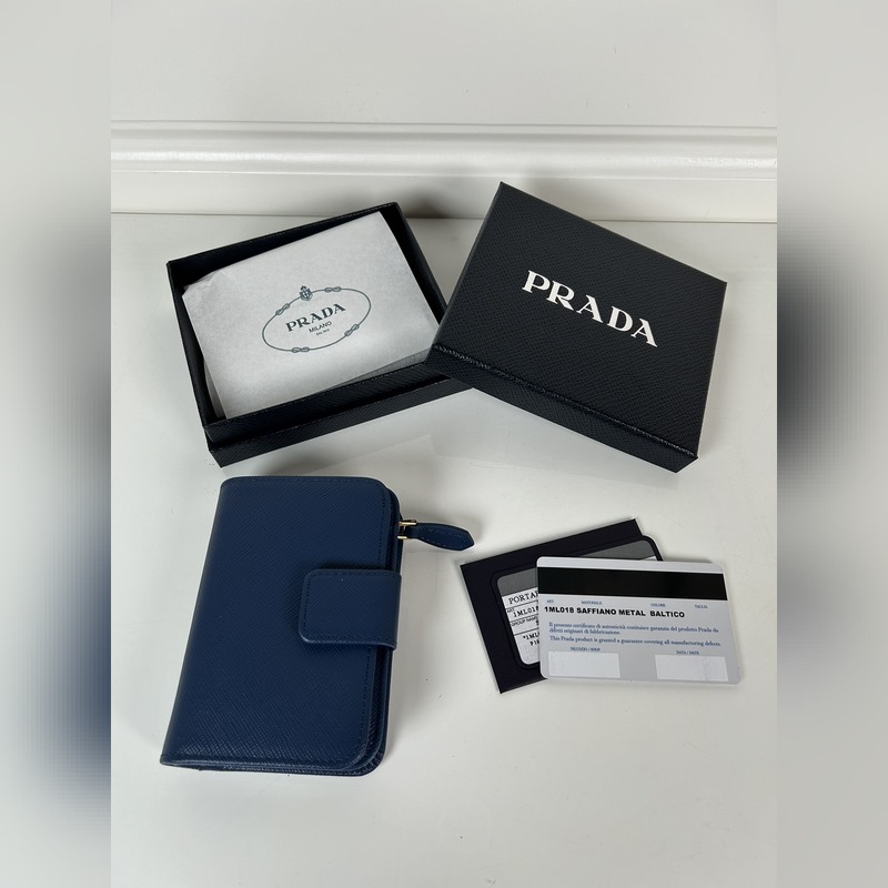 PRADA 普拉達(dá) 女士十字紋短夾，型號(hào)1ML018，按扣開(kāi)合設(shè)計(jì)，內(nèi)設(shè)9個(gè)卡槽