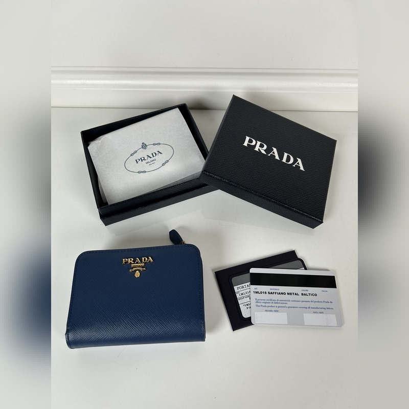 PRADA 普拉達(dá) 女士十字紋短夾，型號(hào)1ML018，按扣開(kāi)合設(shè)計(jì)，內(nèi)設(shè)9個(gè)卡槽