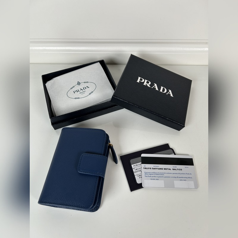 PRADA 普拉達 女士十字紋短夾，型號1ML018，按扣開合設計，內設9個卡槽