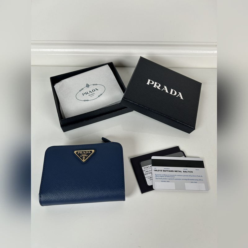 PRADA 普拉達 女士十字紋短夾，型號1ML018，按扣開合設計，內設9個卡槽