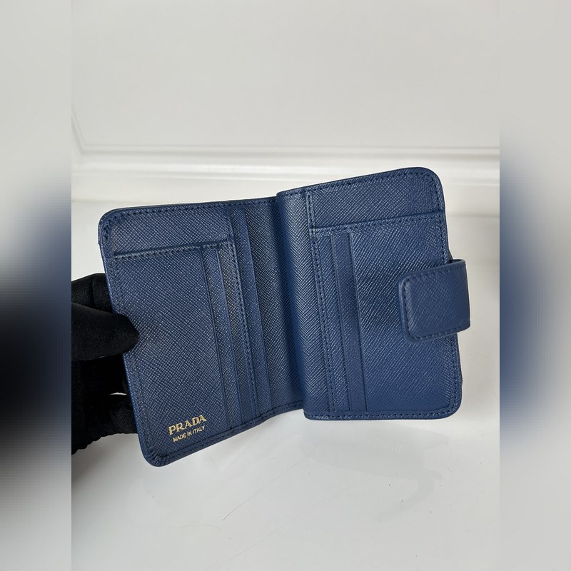 PRADA 普拉達 女士十字紋短夾，型號1ML018，按扣開合設計，內設9個卡槽