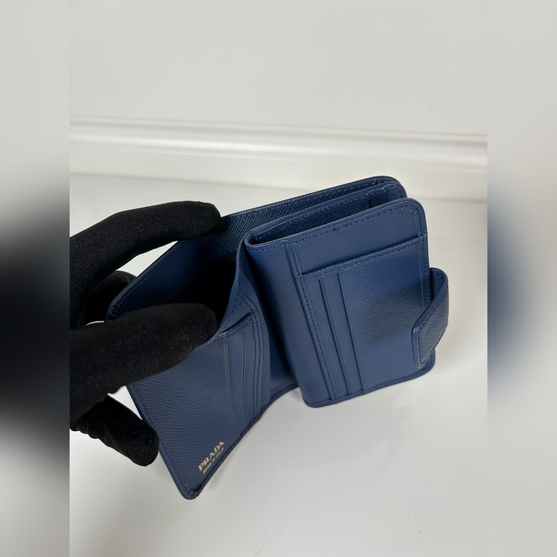 PRADA 普拉達 女士十字紋短夾，型號1ML018，按扣開合設計，內設9個卡槽