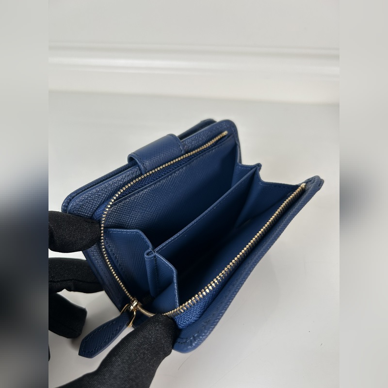 PRADA 普拉達 女士十字紋短夾，型號1ML018，按扣開合設計，內設9個卡槽