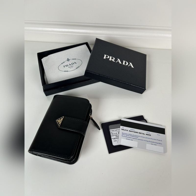 PRADA 普拉達 女士納帕牛皮短夾，型號1ML018，按扣開合設計，內設9個卡