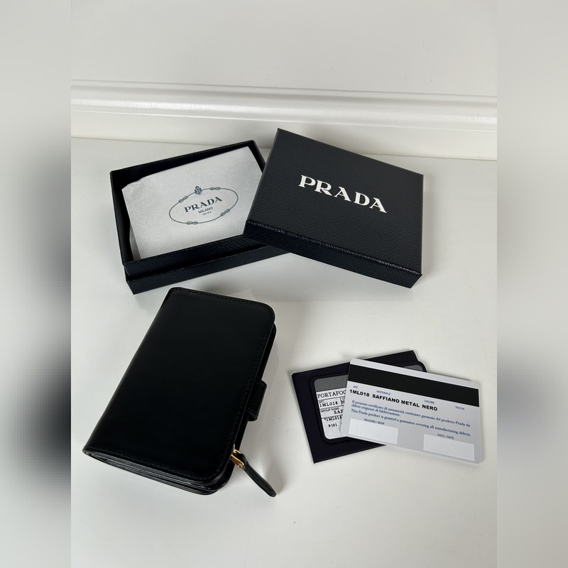 PRADA 普拉達 女士納帕牛皮短夾，型號1ML018，按扣開合設計，內設9個卡