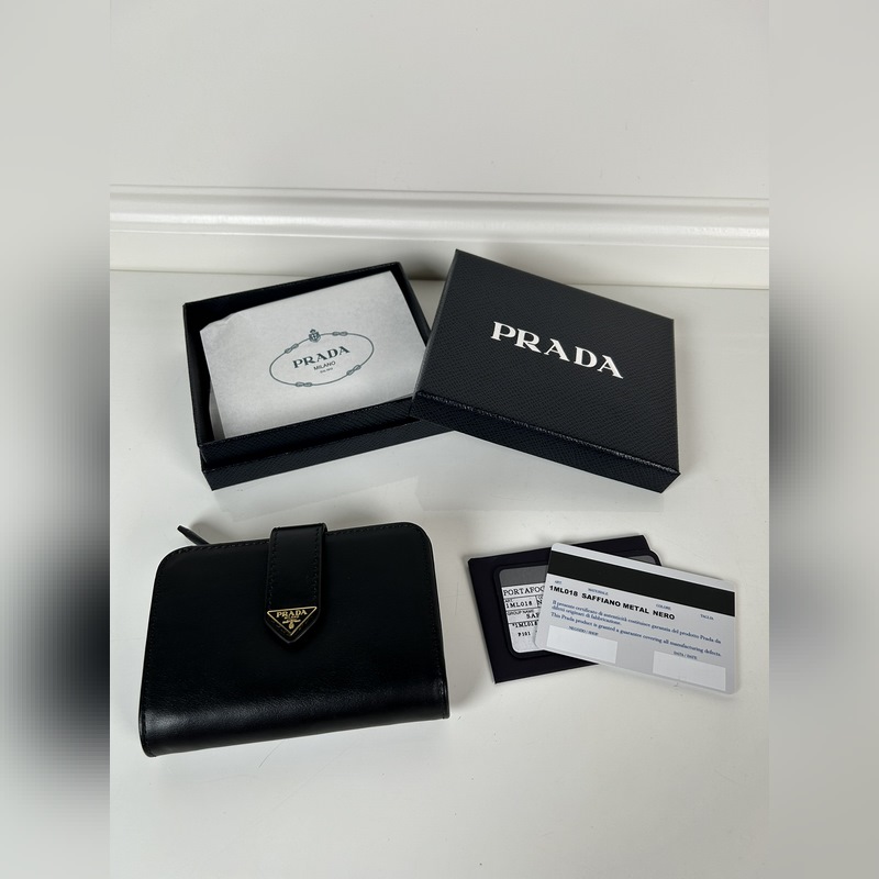 PRADA 普拉達 女士納帕牛皮短夾，型號1ML018，按扣開合設計，內設9個卡