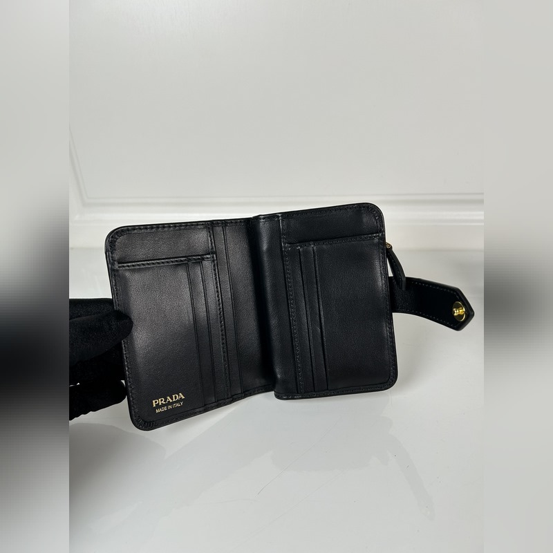 PRADA 普拉達 女士納帕牛皮短夾，型號1ML018，按扣開合設計，內設9個卡
