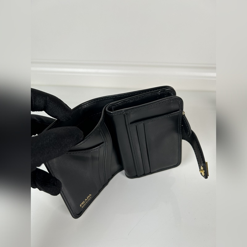 PRADA 普拉達 女士納帕牛皮短夾，型號1ML018，按扣開合設計，內設9個卡