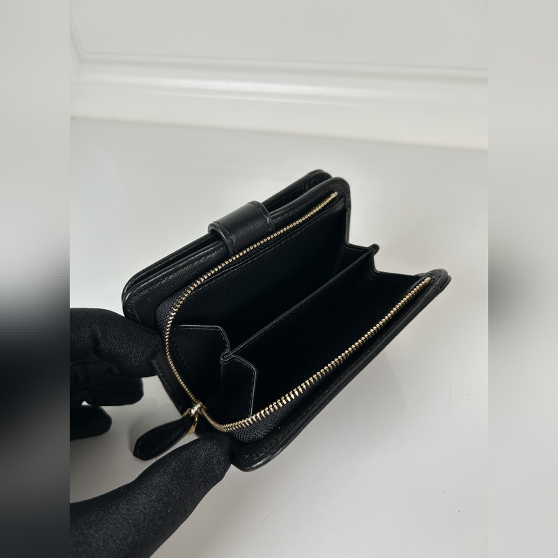 PRADA 普拉達 女士納帕牛皮短夾，型號1ML018，按扣開合設計，內設9個卡