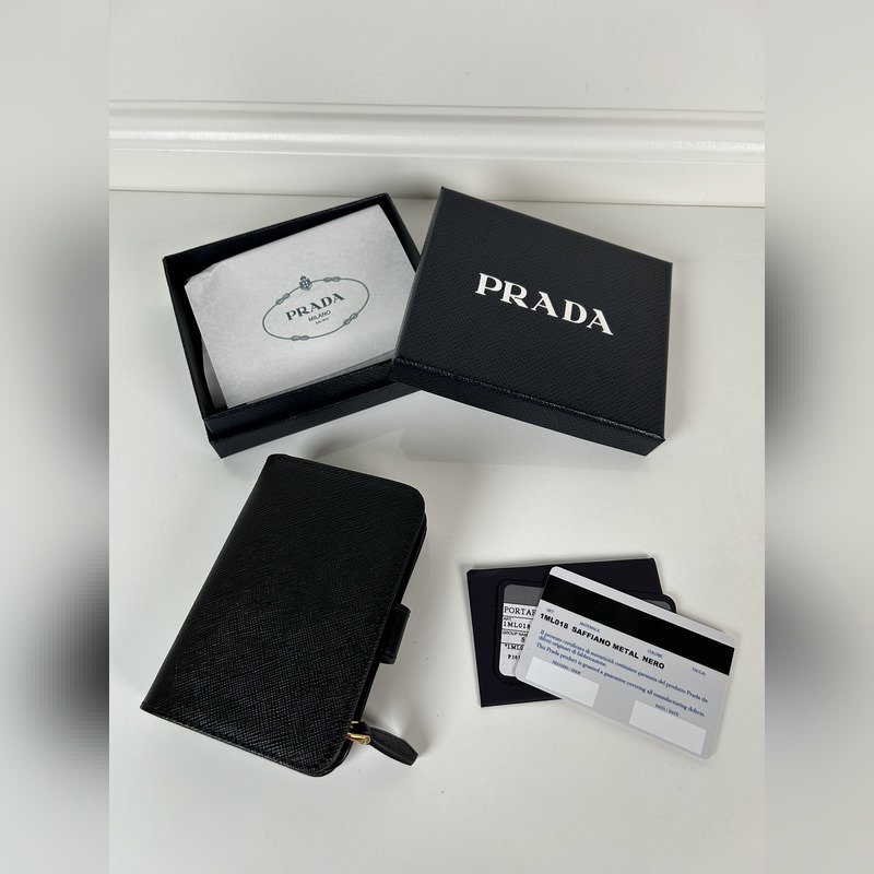 PRADA 普拉達 女士十字紋短夾，型號1ML018，按扣開合設計，內設9個卡槽