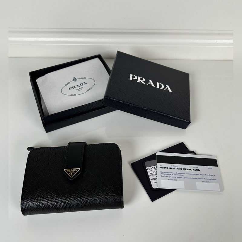 PRADA 普拉達 女士十字紋短夾，型號1ML018，按扣開合設計，內設9個卡槽