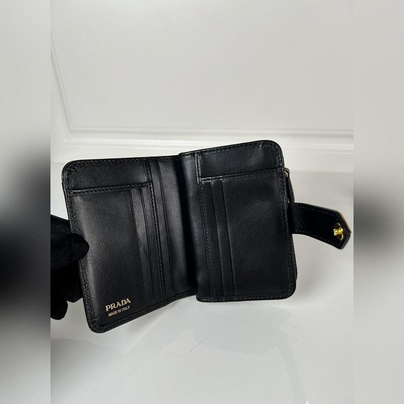 PRADA 普拉達 女士十字紋短夾，型號1ML018，按扣開合設計，內設9個卡槽