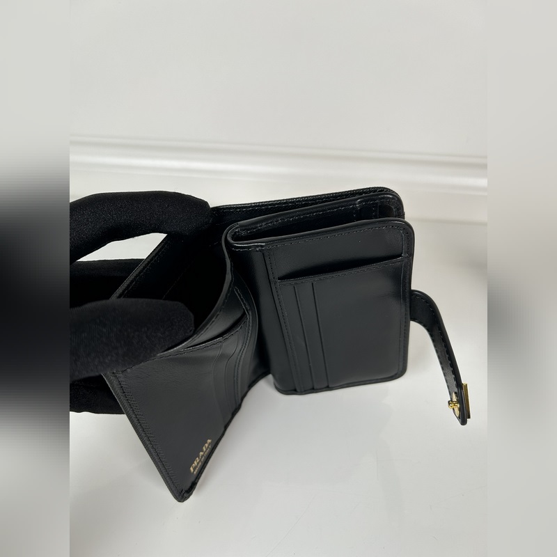 PRADA 普拉達 女士十字紋短夾，型號1ML018，按扣開合設計，內設9個卡槽