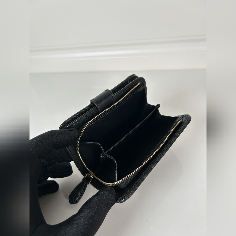 PRADA 普拉達 女士十字紋短夾，型號1ML018，按扣開合設計，內設9個卡槽