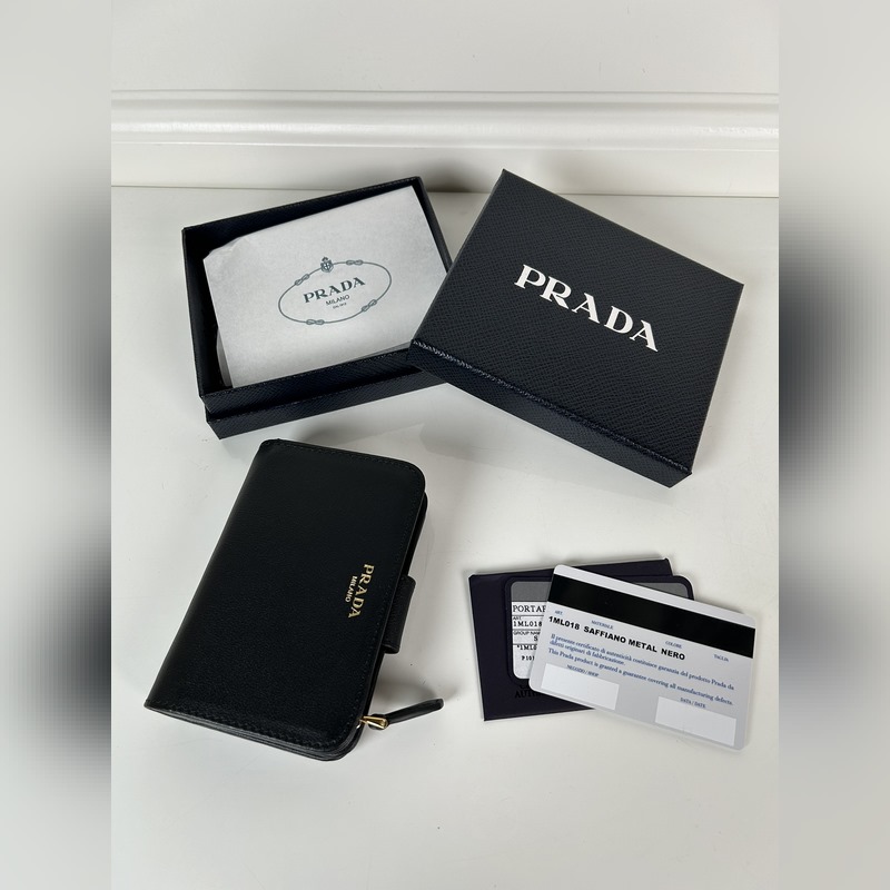 PRADA 普拉達 女士摔紋牛皮短夾，型號1ML018，按扣開合設計，內設9個卡