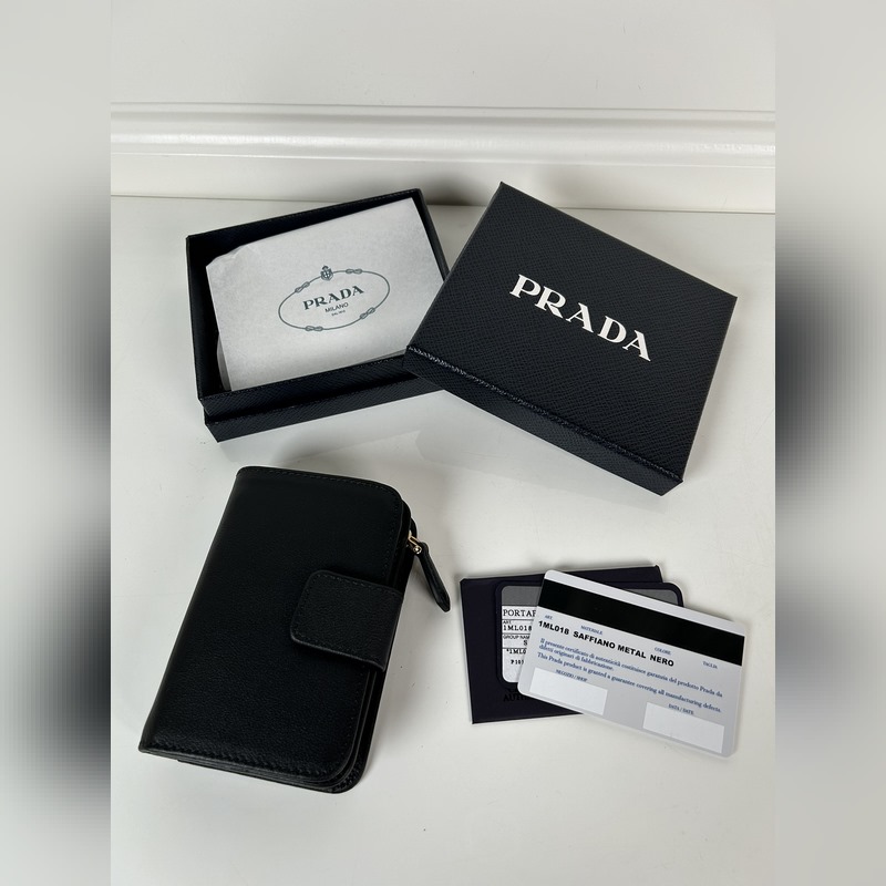 PRADA 普拉達 女士摔紋牛皮短夾，型號1ML018，按扣開合設計，內設9個卡